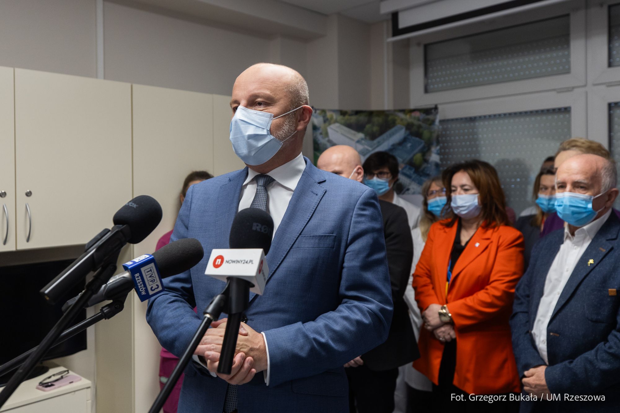 zdjęcie z konferencji prasowej przeznaczonej prezentacji nowoczesnego robota chirurgicznego w szpitalu przy ul. Rycerskiej w Rzeszowie, fot. Grzegorz Bukała, Urząd Miasta Rzeszowa